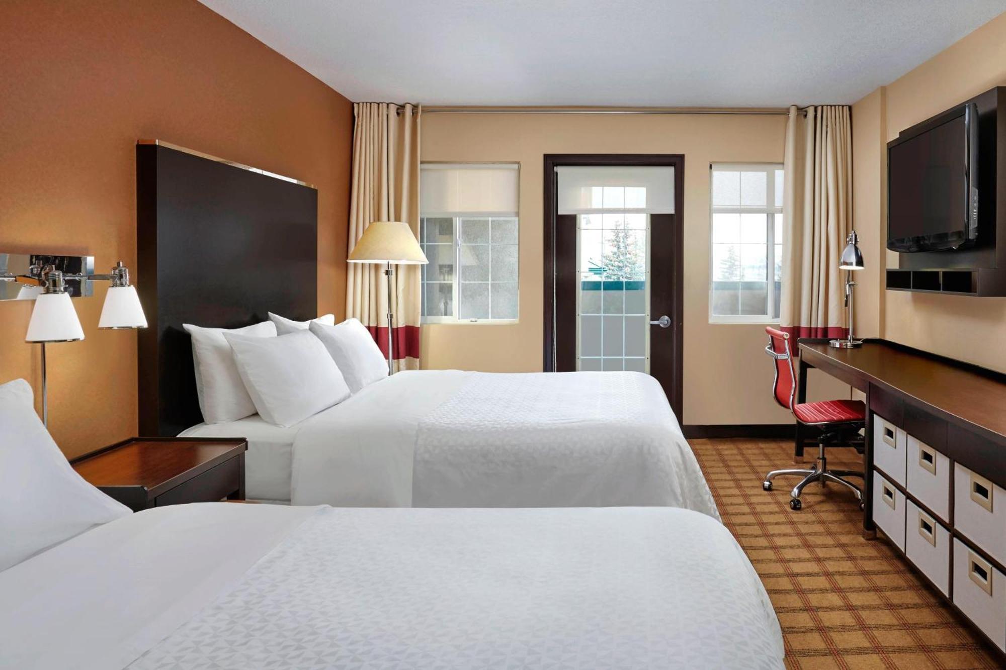 Four Points By Sheraton Hotel & Suites Calgary West Bagian luar foto